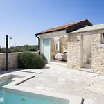 Mason Mit Beheiztem Pool Und Mini-wellness By Interhome * Rovinjsko Selo