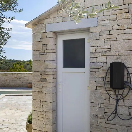 Mason Mit Beheiztem Pool Und Mini-wellness By Interhome Vakantiehuis