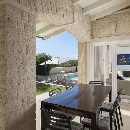 Vakantiehuis Mason Mit Beheiztem Pool Und Mini-wellness By Interhome