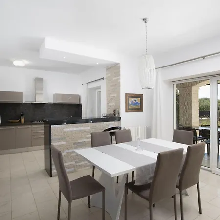 Vakantiehuis Mason Mit Beheiztem Pool Und Mini-wellness By Interhome