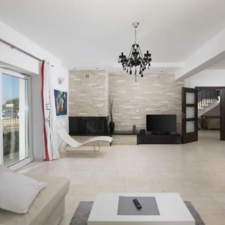Mason Mit Beheiztem Pool Und Mini-wellness By Interhome Vakantiehuis *
